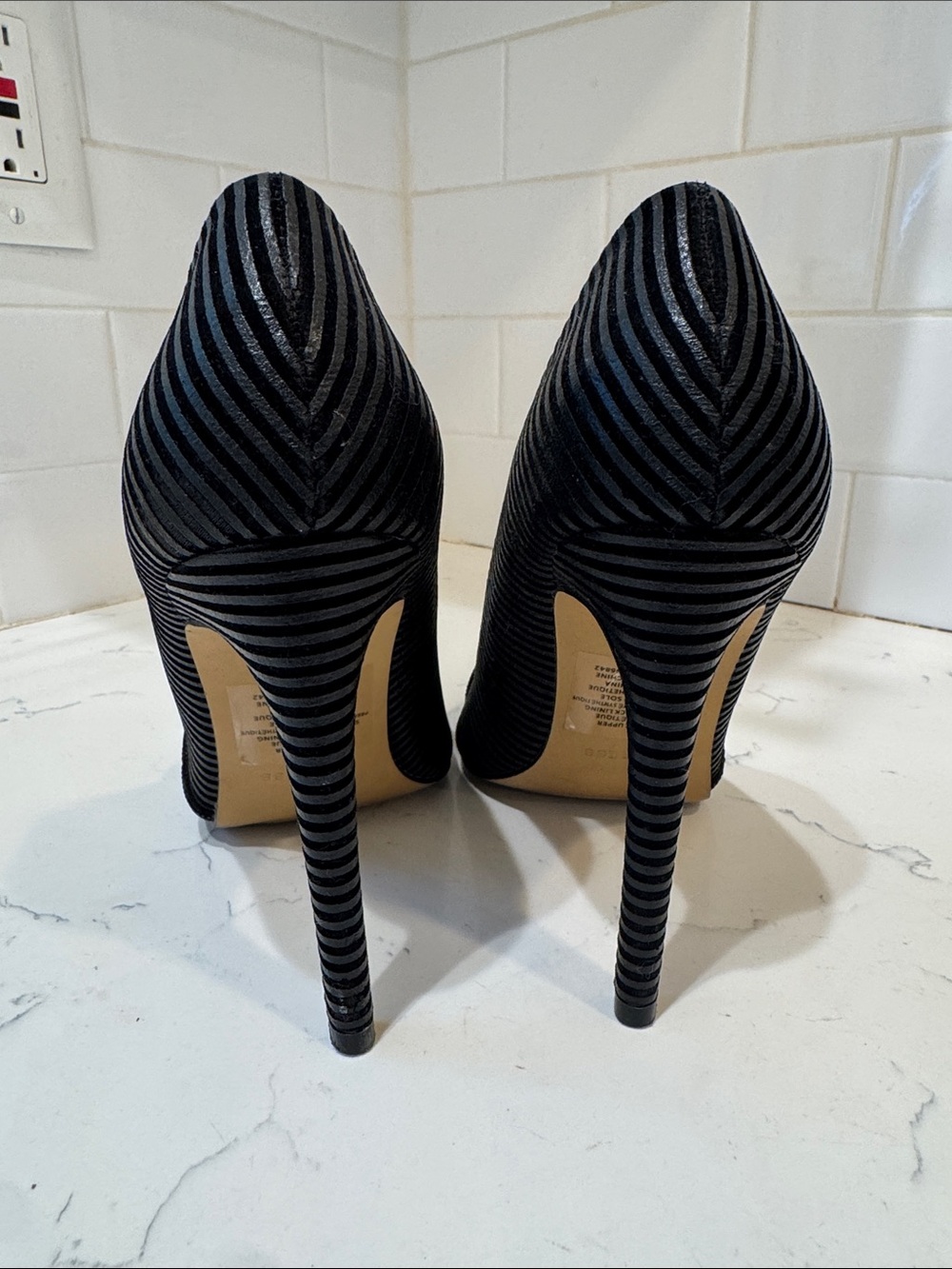 Express Black Ribbed Pointed Toe Pumps Size: 7 - Picture 5 of 12